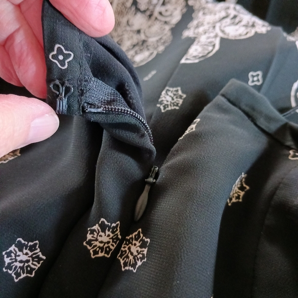 JONES WEAR Midi Skirt Box Pleats Lined Sheer Black White Print Petite Size 4 - Picture 7 of 14